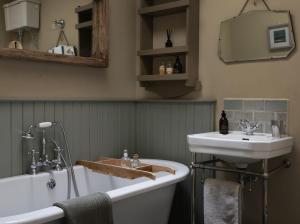 Bilik mandi di Brachkashie Cottage, Loch Knockie