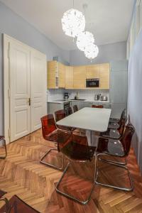 Kuchyň nebo kuchyňský kout v ubytování Celebration Flat by Ruterra + 37 fotografií