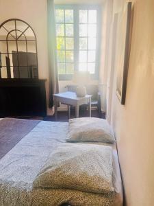 Ένα ή περισσότερα κρεβάτια σε δωμάτιο στο 2- Le chêne bleu +15 φωτογραφίες