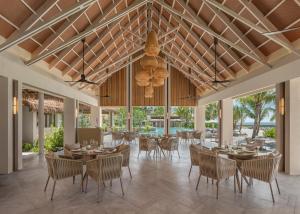 マレにあるJW Marriott Maldives Kaafu Atoll Island Resortの天井のダイニングルーム(テーブル、椅子付)