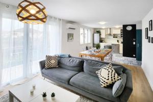 Χώρος καθιστικού στο Villa Eurexpo 185m2