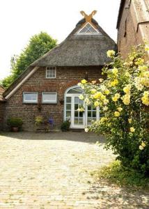 ファーレルにあるMeedehof Moorhausen, WH Pferdestallの茅葺き屋根のレンガ造り