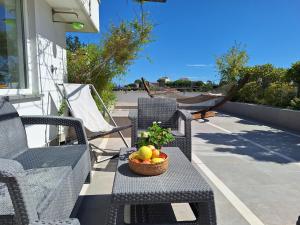 een fruitmand op een tafel op een patio bij Delmirani's Book Apartments - Vatican View in Rome