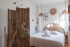 Postel nebo postele na pokoji v ubytování LESEHAN APPARTEMENT AIGUES MORTES Vue Remparts