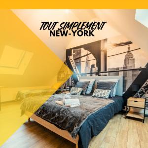 布尔日Tout simplement NEW YORK的一间客房,配有一张享有城市美景的床