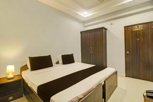 Ένα ή περισσότερα κρεβάτια σε δωμάτιο στο FabHotel Jaswitha Grand +17 φωτογραφίες