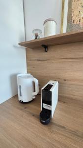 Příslušenství pro přípravu čaje a kávy v ubytování Apartment 7 im Herzen von Linz