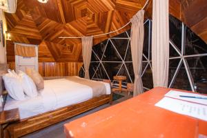 Giường trong phòng chung tại Harness Zipline And Adventure Resort