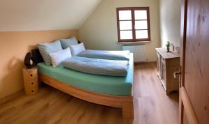 Postel nebo postele na pokoji v ubytování Neu renoviertes 2Zi Appartment im DG
