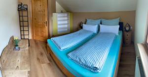 Postel nebo postele na pokoji v ubytování Neu renoviertes 2Zi Appartment im DG