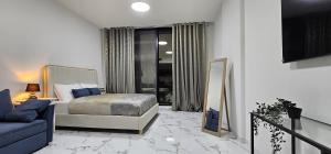 拉斯阿尔卡麦Gardenia studio E8的带床和沙发的卧室