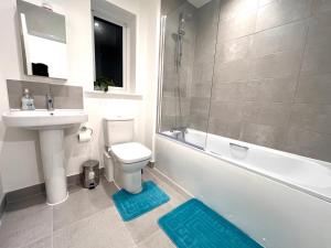 Koupelna v ubytování NEWLY BUILT 2 BEDROOMS SERVICE APARTMENT in DARTFORD + 20 fotografií