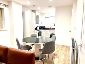 Kuvagallerian kuva majoituspaikasta NEWLY BUILT 2 BEDROOMS SERVICE APARTMENT in DARTFORD, joka sijaitsee kohteessa Dartford