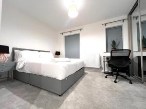 Postel nebo postele na pokoji v ubytování NEWLY BUILT 2 BEDROOMS SERVICE APARTMENT in DARTFORD