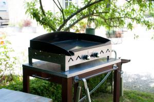 a grill sitting on top of a table at La Maison des Tilleuls in Saint-Germain-sur-Sèves