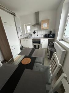 Kuchyň nebo kuchyňský kout v ubytování Ruhige 3-Zimmerwohnung im Norden Bremens für Monteure und Geschäftsreisende PM 29 EG
