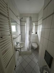 Koupelna v ubytování Ruhige 3-Zimmerwohnung im Norden Bremens für Monteure und Geschäftsreisende PM 29 EG