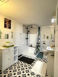 a bathroom with a shower and a toilet and a sink at RobinsHomes-Weddel in Cremlingen