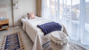 a bedroom with a bed and a large window at Apartament Górski z Widokiem "Czarna Góra Resort" - Sauna - Narciarnia - Parking in Sienna