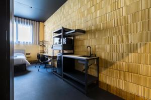 a hotel room with a kitchen and a bedroom at Apartamentos HEY U in Murcia