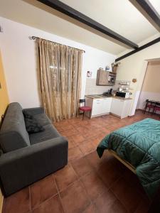A kitchen or kitchenette at Case vacanza e camere in Villa Isabella con parcheggio custodito e wifi