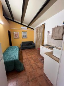 A kitchen or kitchenette at Case vacanza e camere in Villa Isabella con parcheggio custodito e wifi