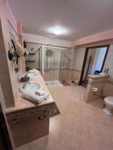 A bathroom at Case vacanza e camere in Villa Isabella con parcheggio custodito e wifi