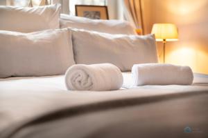 - un lit avec 2 serviettes de toilette dans l'établissement Functional 3city Apartment in Sopot with Parking by Noclegi Renters, à Sopot 9 autres photos