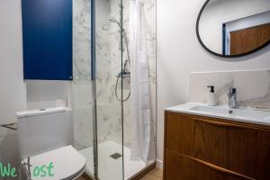 Un baño con ducha, inodoro y lavabo. en TAMARIS -Proche mer-2p, en La Baule