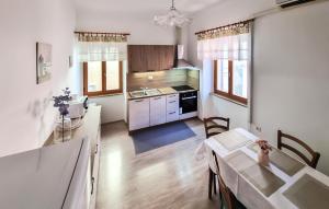 Kuchyňa alebo kuchynka v ubytovaní Nice Apartment In Mali Losinj With Wifi