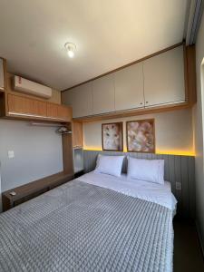 ein Schlafzimmer mit einem großen Bett mit weißer Bettwäsche in der Unterkunft San Mateo - Novo, 200 metros da Praia in Cabedelo + 18 Fotos