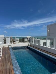 ein Schwimmbad auf dem Dach eines Gebäudes in der Unterkunft San Mateo - Novo, 200 metros da Praia in Cabedelo