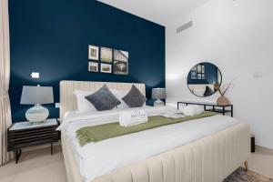 En eller flere senger på et rom på Elegant 1BR in Heart of Dubai, Walk to Top Malls