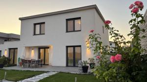 a white house with a table and chairs at Guesthouse Parndorf in Parndorf