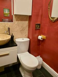 Un baño con un inodoro blanco y un lavabo. en Classic Georgian Rooms in Centre, en Bath 7 fotos más