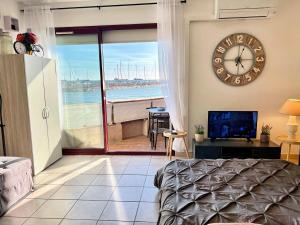 TV a/nebo společenská místnost v ubytování Voile de Mer 1 - Les Pieds dans l'eau, CLIM, Wifi, 2 personnes