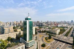 Nespecifikovaný výhled na destinaci Kyjev nebo výhled na město při pohledu z aparthotelu