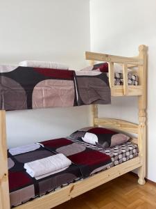two bunk beds in a room with a bed at 101- Apartamento 2 quartos próximo UFN, com vaga de garagem in Santa Maria