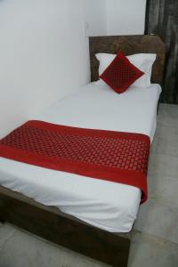 Postel nebo postele na pokoji v ubytování Hotel Yes Please A Budget Friendly Guest House