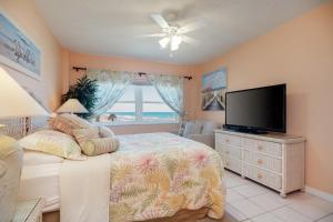You Cannot Get Any Closer To The Beach! 2br Condo的电视和/或娱乐中心