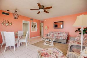 卫星海滩You Cannot Get Any Closer To The Beach! 2br Condo的带沙发和桌子的客厅