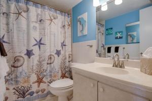 卫星海滩You Cannot Get Any Closer To The Beach! 2br Condo的配有水槽、马桶和浴帘的浴室