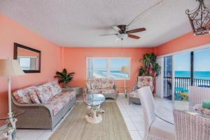 You Cannot Get Any Closer To The Beach! 2br Condo的休息区