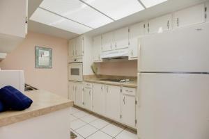 You Cannot Get Any Closer To The Beach! 2br Condo的厨房或小厨房