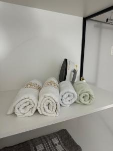 a row of towels on a shelf in a bathroom at Casa de família na Serra Gaúcha in Bento Gonçalves
