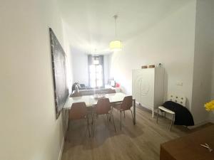 a kitchen and dining room with a table and chairs at Triana CACTUS 2 in Melilla