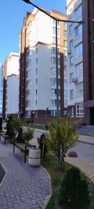un parque con bancos y edificios en una ciudad en Green Park Apartment, en Chişinău