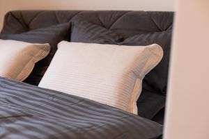 Giường trong phòng chung tại Mokka Suite Design in Neumünster
