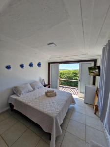 a bedroom with a large bed and a balcony at Bela Vista Ferradura in Búzios +57 photos