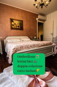 sypialnia z łóżkiem i żyrandolem w obiekcie B&B Villa Lilla w mieście San Benedetto del Tronto